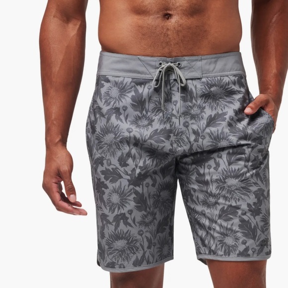 Travis Matthew Men's Heather Gray Floral Board Shorts Size 34